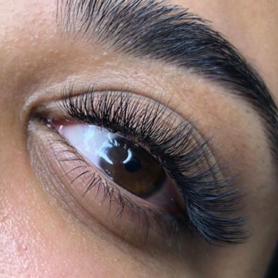 Professionelle Wimpernverlängerung an der Grenze zu Salzburg Stadt