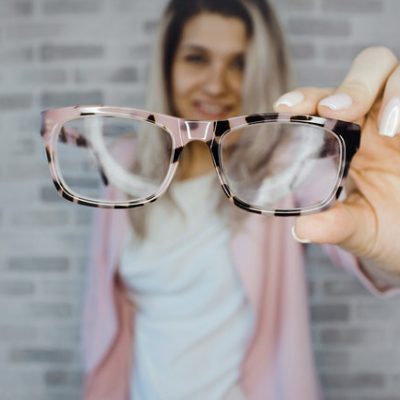 Wimpernverlängerung mit Brille oder Kontaktlinsen?